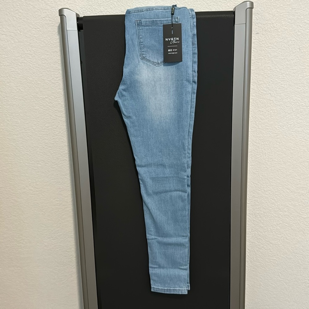 Navishape Light Wash Jeans. L 8-10, 30-31
75% cotton
22% polyester 
3% spandex